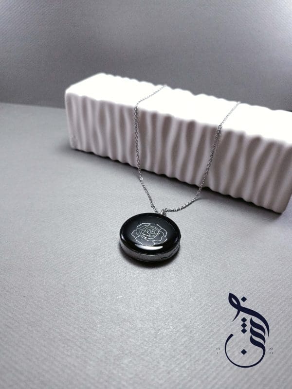 گردنبند رزینی گل رز مشکی