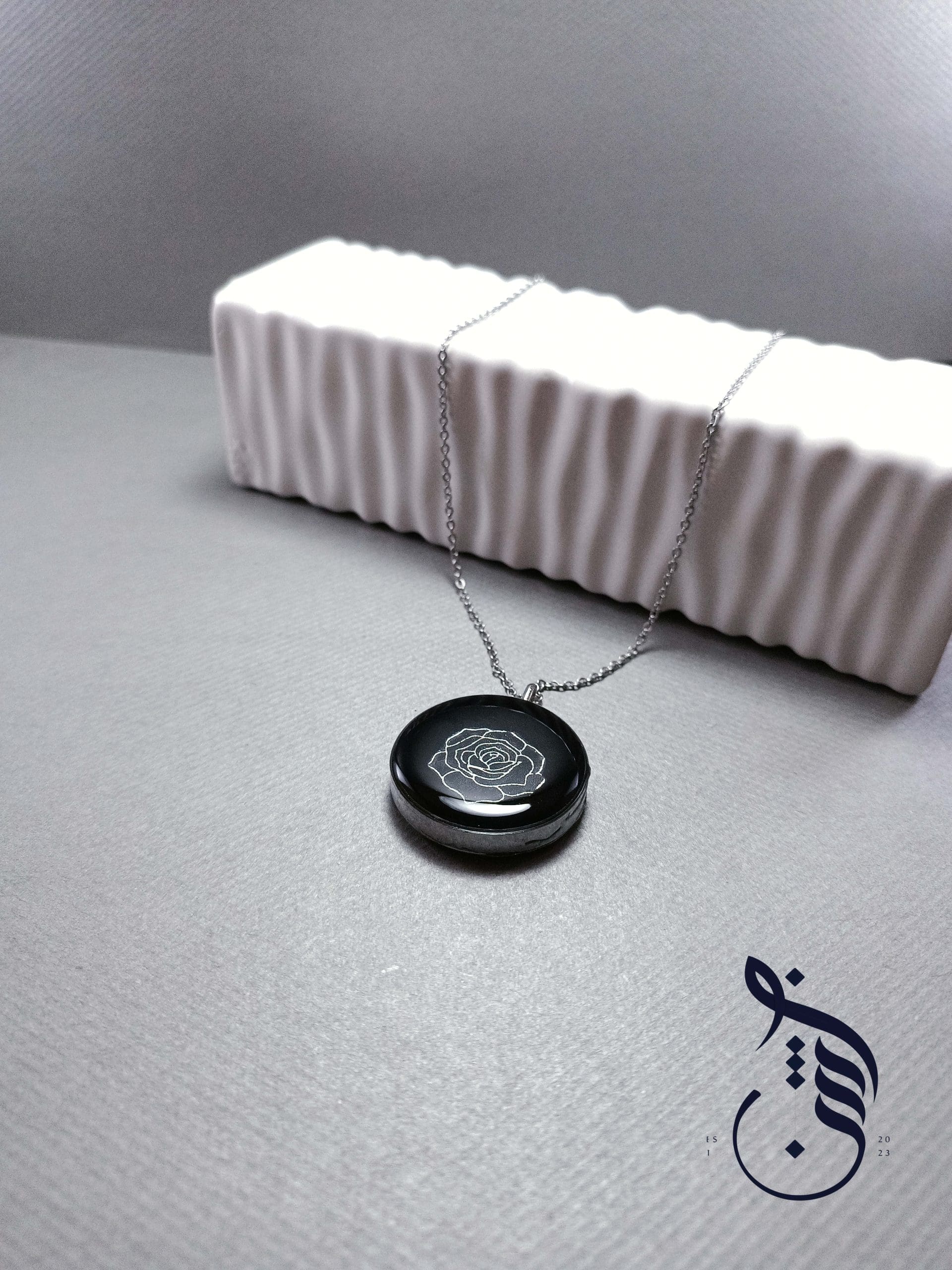 گردنبند رزینی گل رز مشکی