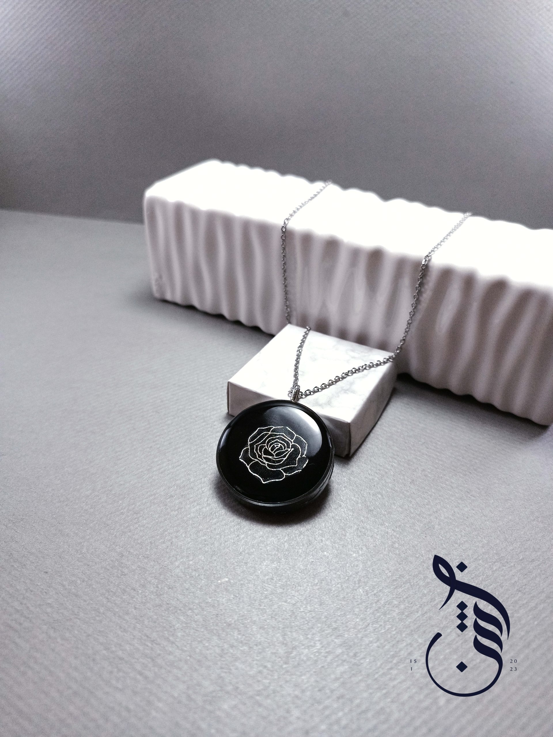 گردنبند رزینی گل رز مشکی