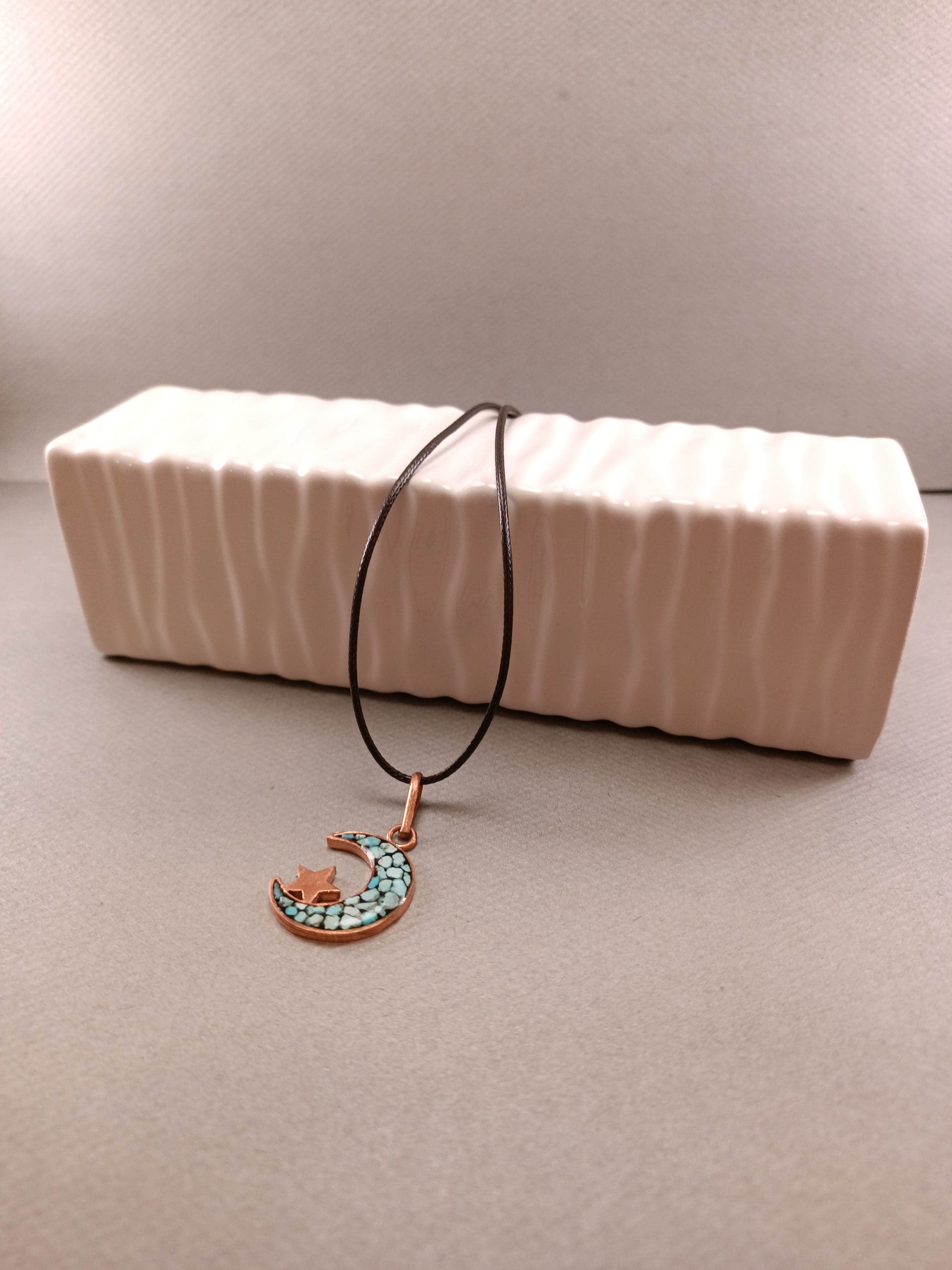گردنبند مس و فیروزه کوبی ماه و ستاره